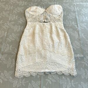Ladies Kieu’s Strapless Dress.